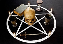 Le rituel de retour affectif de Kpayéro vous aide à surmonter les ruptures et à retrouver l’amour. Médium expérimenté, il utilise des méthodes spirituelles pour raviver votre relation.