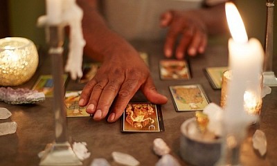 Découvrez le marabout voyant Kpayéro pour des consultations sérieuses de voyance amoureuse et des rituels puissants pour un retour affectif. Solutions personnalisées.