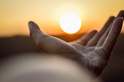 Vous avez des problèmes amoureux ? Kpayéro, marabout voyant, vous aide à attirer l’amour ou à faire revenir votre ex avec des rituels et des consultations de voyance amoureuse.