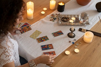 Profitez des services du marabout voyant Kpayéro pour un rituel de retour affectif. Voyance amoureuse à distance et solutions spirituelles pour guérir vos relations.
