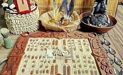 Le Professeur Kpayéro, puissant marabout de renom et membre influent de la confrérie des marabouts d’Afrique, met à votre service ses dons spirituels exceptionnels et son expertise en magie vaudou pour vous offrir une protection totale contre les forces du mal. Grâce à des rituels puissants, transmis de génération en génération, il neutralise les mauvais sorts, les envoûtements, la jalousie et toute forme d’énergie négative qui menacent votre vie ou celle de vos proches. Que ce soit pour protéger votre famille, votre couple ou votre maison, ce puissant marabout de renom vous garantit un accompagnement spirituel sur mesure, efficace et durable, pour un retour à la paix, à l’équilibre et à la sérénité.